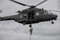 Foto-7.-Esercitazione-con-inserzione-di-personale-da-elicottero-UH-90