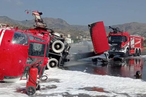 Incidente a Reggio Calabria, si ribalta un S64 dei Vigili del Fuoco in fase di atterraggio